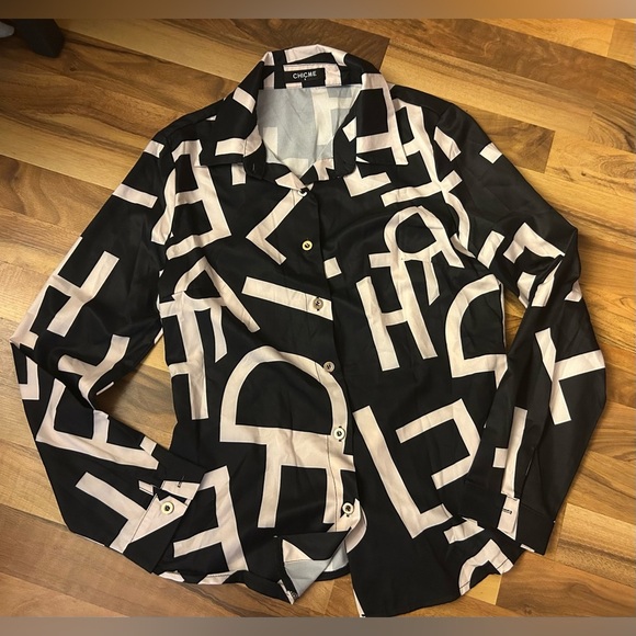 Chic Black and White Patterned button down blouse - Picture 4 of 4